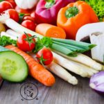 Mosaico de hortaliças variadas — alface, brócolis, cenoura, abóbora e batata — representando os grupos A, B e C da classificação dietética