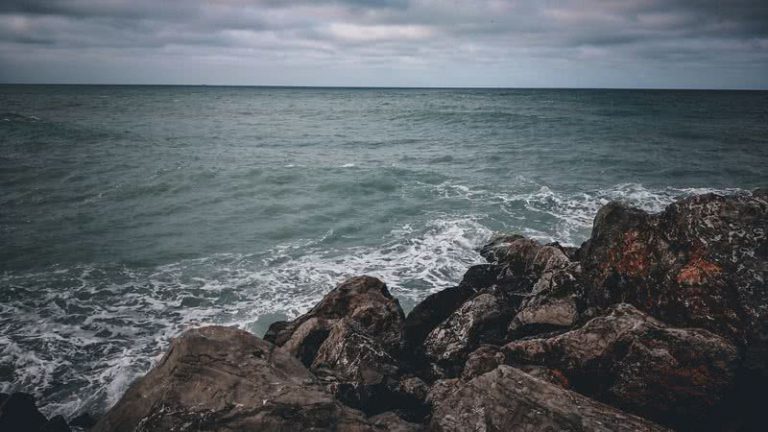 marés no oceano