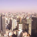 Vista aérea de São Paulo mostrando densa ocupação urbana e pouca vegetação
